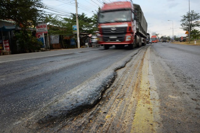 Tổng cục Đường bộ Việt Nam yêu cầu dừng thu phí trên quốc lộ 1A đoạn Trảng Bom - Phan Thiết chờ khắc phục sự cố lún. (Thời sự đêm 21/5/2016)